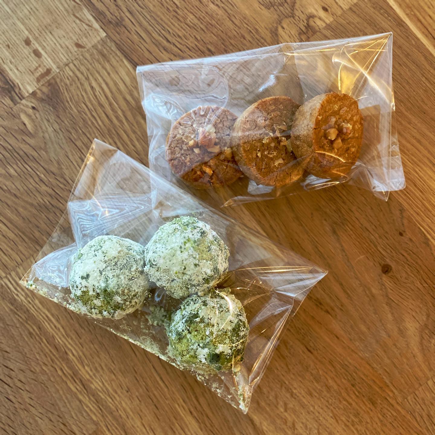 さて、やっとこご用意できました、あるだけ焼き菓子情報！　
まずは「コーヒークッキー」甘さ控えめなコーヒー味のクッキーに、胡桃とザラメをトッピング。店長ミヤザキはコーヒー味のお菓子大好きなんですよー。
ふたつ目は「抹茶のキッフェルン」ドイツやオーストリアの伝統的な焼き菓子「キッフェルン」を、抹茶と胡桃で和風テイストに仕上げました。スノーボールをご存知の方にはイメージしていただきやすいかと思います！
ちなみにパウンドケーキは「梅の実とジンジャー」です。当店の人気カクテル・梅酒ジンジャーからヒントを得て作っております。ジンジャーはメープルシロップ漬けなので、ほんのりメープル風味なのもまた良しです（麻）